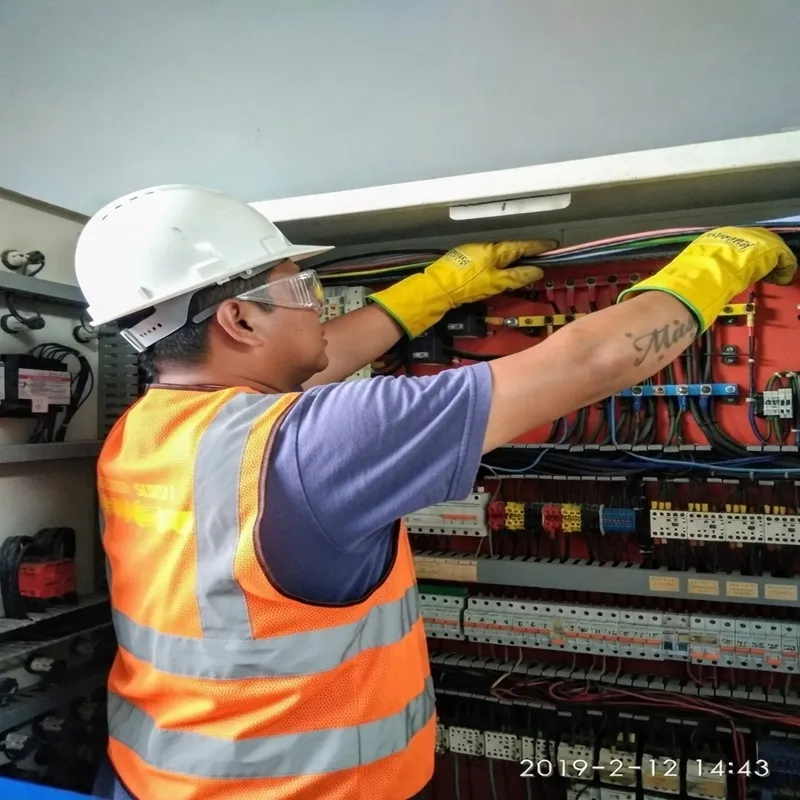 Instalasi alat pengaman lonjakan arus